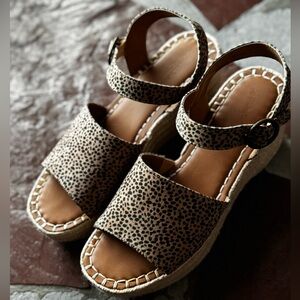 Cheetah print sandals - size 9 - perfect condition